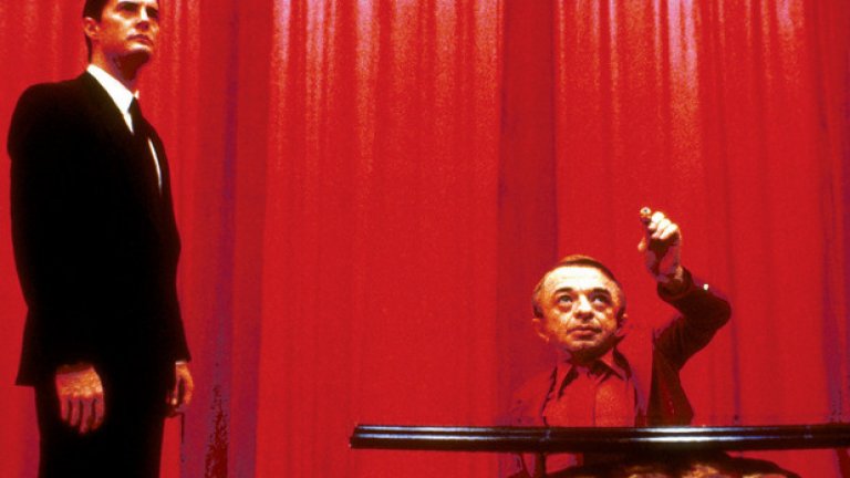 Twin Peaks, 1990
Сериал, който смесва мистерия с криминална история и сапунена опера - "Туин Пийкс" бързо успява да очарова зрителите си, преди да загуби вниманието им. Една от причините за неговата сложна връзка с публиката прозира именно в този ранен епизод от първи сезон - "Zen, or the Skill to Catch a Killer" ("Дзен, или изкуството да заловиш убиец"). В него виждаме сън, който се случва в Червената стая с черно-бял под и човек, който говори наопаки. Това накара много зрители твърде рано да се откажат от магията на Дейвид Линч и Марк Фрост. Много от тези, които не се отказаха да го гледат обаче, създадоха свои телевизионни сериали, вдъхновени именно от тази атмосфера. Така че за всичко от "Досиетата Х", през "Семейство Сопрано" до дори „Атланта", можем да благодарим именно на този сериал.
