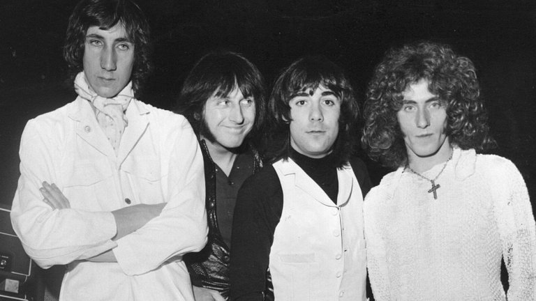 The Who - Live at Leeds (1970)

В началото на 70-те The Who е групата, славеща се с едни от най-свирепите рок шоута. Четиримата прекарали голямата част от 1969 и 1970 г. на турне, през което централно място в концертите им заемала тяхната рок опера Tommy.
Виртуози в своите инструменти, те вече постигали идеалната сработеност точно през 1970-а, когато изнесли легендарния си концерт в залата на Университета на Лийдс. Оригиналното издание на Live at Leeds не съдържа целия концерт и песните от Tommy, а включва три кавър версии и три композиции на The Who, сред които прото-пънк хита My Generation в брутална 15-минутна версия, допълнена с импровизации и отрязъци от други песни.
Оттогава албумът е преиздаван няколко пъти, за да бъдат добавени останалите 27 песни, изсвирени от бандата през онази незабравима вечер.