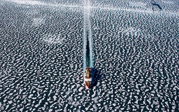 Ледоразбивачът "Луи Сейнт Лоран" пори вода и лед в залива Resolute, Nunavut Territory, Канада
