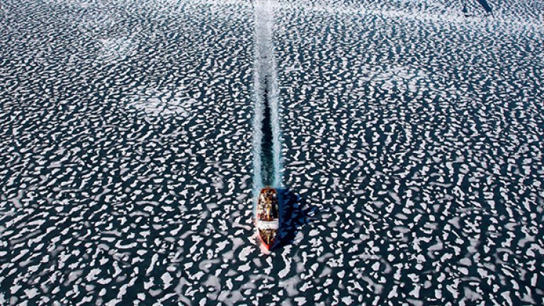 Ледоразбивачът "Луи Сейнт Лоран" пори вода и лед в залива Resolute, Nunavut Territory, Канада