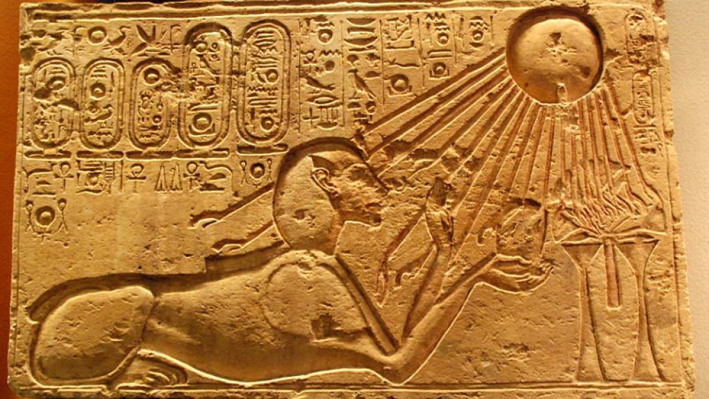 Akhenaten_as_a_Sphinx_(Kestner_Museum)
