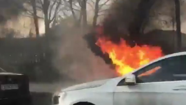 Запалени са няколко автомобила