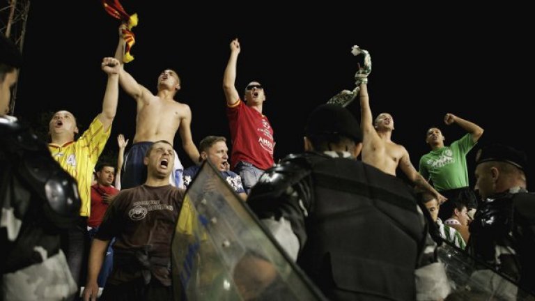 Сблъсъците с частите за борба с безредици и младежите, носещи тениски и шалчета на футболни отбори, започнаха, след като те започнаха да хвърлят камъни срещу униформените