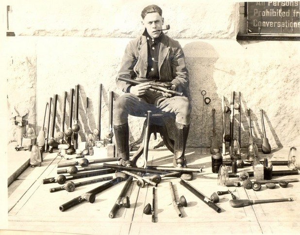 Полицейски служител позира с иззети опиумни лули, лампи и други предмети за пушене след полицейска акция в Сан Франциско през 20-те години на XX век.