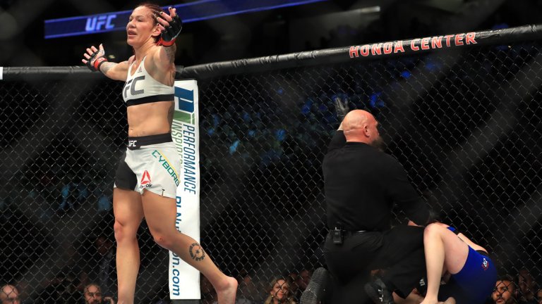 Крис Сайборг спечели третия мач за титла на UFC 214 – този в категория „перо”. Сайборг победи Тоня Евингер с ТКО в 1:56 в третия рунд.
