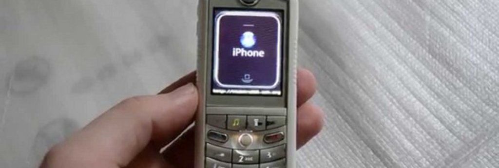 Motorola Rokr E1 (2005)

Преди Apple да стъпи на пазара за производство на смартфони, той си партнира с Motorola за Rokr E1, който пусна на цена 249 долара.
 Този първи телефон с "iTunes" се оказа дори, че не е и еднодневно чудо. 

Благодарение на "огромния" си капацитет от цели 100 песни и невъзможността да се свалят парчета от мрежата, беше захвърлен веднага от разочарованите потребители. Никой нямаше нужда от iPod за да се обажда по телефона - всички искаха едно, истинско устройство. Apple го създаде след две години.