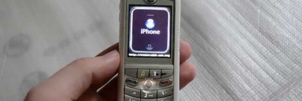 Motorola Rokr E1 (2005)
Преди Apple да стъпи на пазара за производство на смартфони, той си партнира с Motorola за Rokr E1, който пусна на цена 249 долара.
Този първи телефон с "iTunes" се оказа дори, че не е и еднодневно чудо.
Благодарение на "огромния" си капацитет от цели 100 песни и невъзможността да се свалят парчета от мрежата, беше захвърлен веднага от разочарованите потребители. Никой нямаше нужда от iPod за да се обажда по телефона - всички искаха едно, истинско устройство. Apple го създаде след две години.