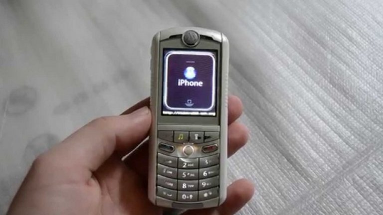 Motorola Rokr E1 (2005)

Преди Apple да стъпи на пазара за производство на смартфони, той си партнира с Motorola за Rokr E1, който пусна на цена 249 долара.
 Този първи телефон с "iTunes" се оказа дори, че не е и еднодневно чудо. 

Благодарение на "огромния" си капацитет от цели 100 песни и невъзможността да се свалят парчета от мрежата, беше захвърлен веднага от разочарованите потребители. Никой нямаше нужда от iPod за да се обажда по телефона - всички искаха едно, истинско устройство. Apple го създаде след две години.