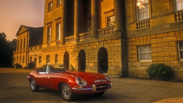 Jaguar E-Type 3.8 (60-те години)
Сър Уилям Лайънс винаги е имал славата на човек, който може да създава стилни автомобили, които да се харесват от широк кръг клиенти. E-Type, предлаган в САЩ и на някои пазари като XKE, не е изключение от това правило. А Енцо Ферари определя E-Type като „най-красивия автомобил, създаван някога”. Под красивите форми инженерите на Jaguar са скрили 6-цилиндров редови двигател, дискови спирачки и отлично настроено независимо окачване – все решения, дошли от изключително успешния състезателен D-Type.