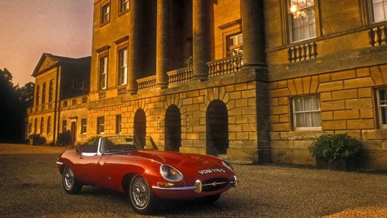 Jaguar E-Type 3.8 (60-те години)
Сър Уилям Лайънс винаги е имал славата на човек, който може да създава стилни автомобили, които да се харесват от широк кръг клиенти. E-Type, предлаган в САЩ и на някои пазари като XKE, не е изключение от това правило. А Енцо Ферари определя E-Type като „най-красивия автомобил, създаван някога”. Под красивите форми инженерите на Jaguar са скрили 6-цилиндров редови двигател, дискови спирачки и отлично настроено независимо окачване – все решения, дошли от изключително успешния състезателен D-Type.