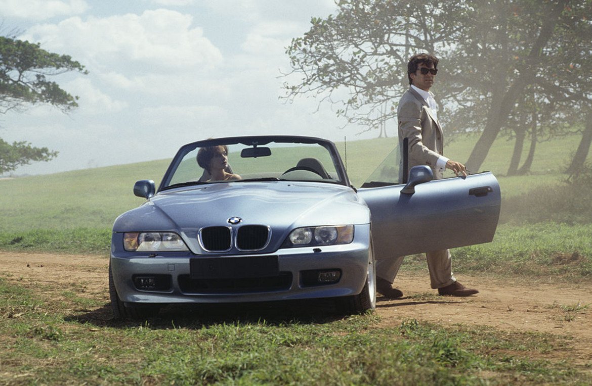  BMW Z3 

Изборът на BMW за кола на Бонд през 1995 г. в "GoldenEye" предизвиква вълна от недоволство. Това е първият автомобил на 007, който не е произведен във Великобритания, а феновете на поредицата настояват любимият им шпионин да кара британска кола. Освен това Z3 всъщност е и първият модел на BMW, който се произвежда в завод в САЩ.

За разлика от други автомобили на Бонд, този модел влиза в серийно производство и не е толкова трудно и рекордно скъпо да бъде закупен. Тези, които искат да притежават копие на автомобила от филма (без шпионските екстри), трябва да търсят BMW, произведена между 1996 и 1998 г. в цвят "атлантическо синьо".