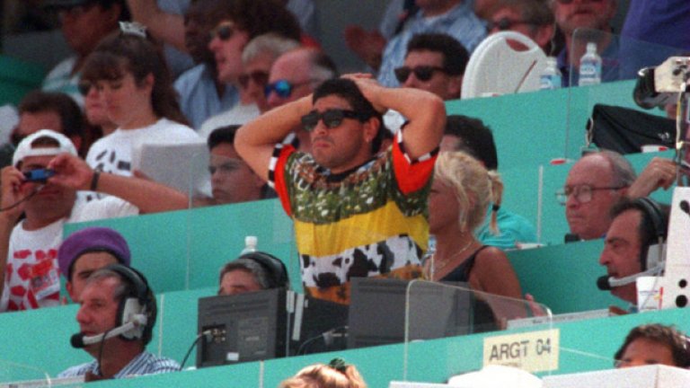Това бе и краят на аржентинците... 3 юли, Пасадена: Диего Марадона е хванат с кокаин и е изваден от световното. Той гледа безпомощно как отборът му губи с 2:3 от Румъния на осминафинал от ложите с аржентински журналисти. Един от фаворитите - шампион и вицешампион от предишните два мондиала, е аут от играта.