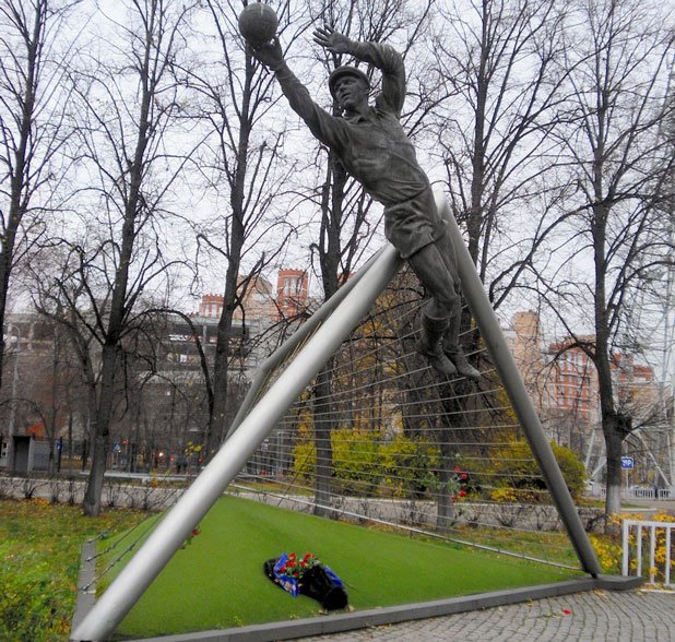 Паметникът на великия вратар в Москва