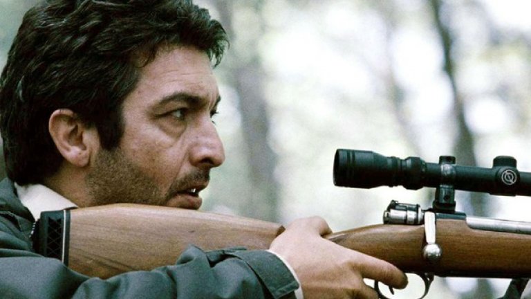 Аура (Еl aura)
Режисиран от Фабиан Билински, този трилър е описан от филмовия коментатор Моли Дуериг от сайта "Mic" като нещо средно между "Мълчанието на агнетата" и „Тетрадката". Това заглавие от 2005-та отново е с участието на Рикардо Дарин. Героят Естебан Еспиноса е затворен в себе си препаратор, който се оказва също така епилептик. Той мечтае за перфектния банков обир, когато случайността му дава възможност да участва в истинско престъпление - и нещо повече - превръща го в престъпник. Еспиноса има фотографска памет, което му помага в сложната ситуация. Този чудесен трилър с вълнуващ сюжет и прекрасна актьорска игра неслучайно е сред най-добрите аржентински филми на новия век.