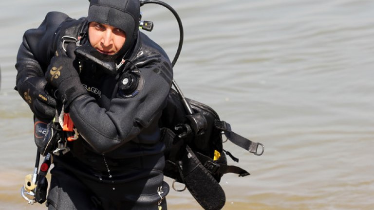 На р. Дунав край Белене водолазите на Сухопътни войски демонстрираха организацията на водолазните спускания в различни условия
