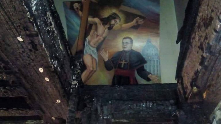 Пожарът в католическата църква в Белене е предизвикан от 15-годишно момче. То запалило свещ и я хвърлило в кошче с отпадъци, откъдето е тръгнал огънят. Кошчето е било пълно с восък от стари неизгорели свещи. Това съобщават източници от разследването.