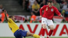 Шест години по-младите от сега Олоф Мелберг и Уейн Рууни на мача Швеция - Англия (2:2) от груповата фаза на Световното първенство в Германия