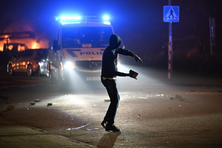 Според шведските власти големите пикове в престъпността са следствие на недобрата интеграция на имигранти в страната, както и на високите нива на употреба на наркотици. 