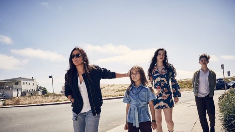 28 февруари - Better Things
Сезон 3
Сериалът разказва по уникално смешен и трогателен начин историята на актриса, която се опитва да отглежда сама трите си дъщери, да озаптява лудата си майка и да спаси кариерата си в Холивуд. "Better Things" е създаден от Памела Адлон (в главната роля) и Луи Си Кей, а третият й сезон се забави значително заради сексуалните обвинения срещу популярния комик.