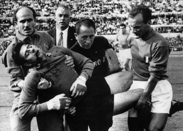 Италианците изнасят вратаря Лоренцо Буфон от терена в 55-ата минута на мача срещу Англия, игран на 24 май 1961 г. Контузеният страж е братовчед на дядото на Джиджи Буфон, който сега пази на Италия. Англичаните губят с 1:2 до 77-ата минута, но печелят с 3:2 пред 90 000 в Рим.