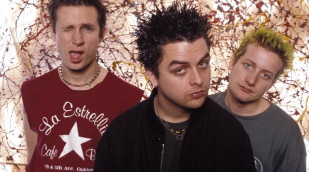 Green Day – American Idiot (2004)

Пънк рок химн от едноименния албум на Green Day, критикуващ Америка по време на управлението на Буш и разрастването на новите медии. Вокалистът Били Джо Армстронг пее за начина, по който медиите предизвикват параноя и идиотизъм сред хората - а песента си намира много последователи сред младото поколение, възприемащи рефрена „Не искам да съм американски идиот”.

American Idiot е наредена сред топ синглите на десетилетието от Rolling Stone, а целият албум на Green Day със същото име се превръща в саундтрак на недоволните от управлението на Джордж Буш. 
