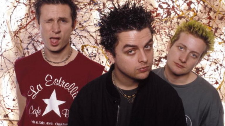 Green Day - American Idiot (2004)
След Warning (2000) някои обвиняваха Green Day, че са обърнали гръб на своите пънк корени, а продажбите им вече падаха значително. В този период отношенията в триото са обтегнати, но въпреки това те създават 20 песни за нов албум с името Cigarettes and Valentines.
Тези записи са мистериозно откраднати, което се оказва най-хубавото нещо, случвало се на Green Day. Те решават да направят нещо съвсем различно и така се ражда техният най-успешен албум, пънк рок операта American Idiot - унищожителна критика към Америка по време на управлението на Буш, към разочарованието от медиите и лековерността на масите.