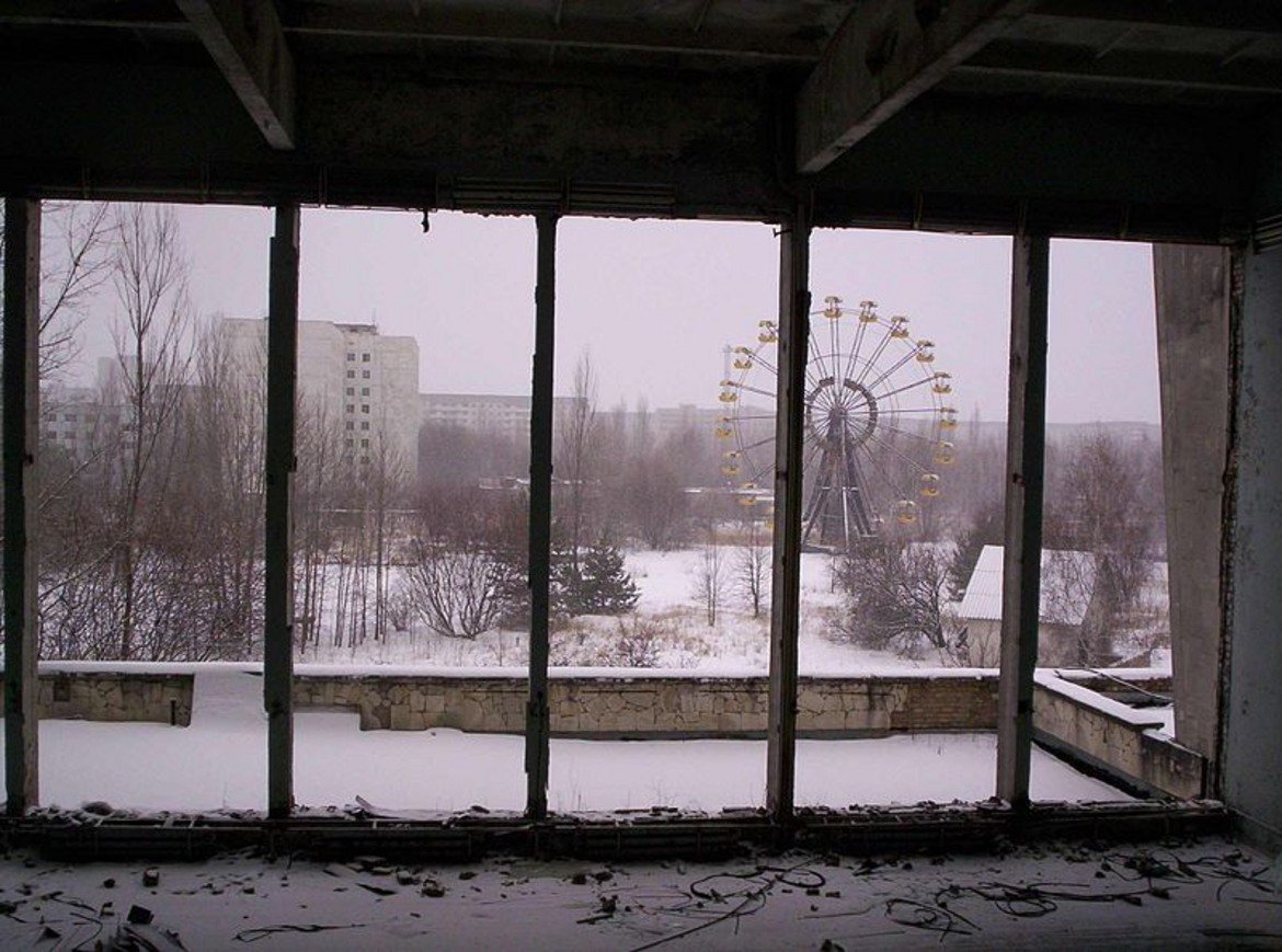 Припят, Украйна
Всеки знае трагичната история на атомната електроцентрала в Чернобил от 1986 г. и на изоставения украински град. Той се намира само на 3 км. от ядрената централа и цялото население е евакуирано. Много от жителите страдат от остра радиационна болест в резултат на излагане на високи нива на радиация по време на аварията.
Днес градът е своеобразен музей на последните години на Съветската епоха. 

С напълно изоставени жилищни блокове (от които 4 никога не са и били използвани), плувни басейни и болници, в които всичко е непокътнато, от вестници до детски играчки и дрехи. Припят и околните райони няма да бъдат пригодни за обитаване от хора през следващите няколко века. Според учените ще са нужни 900 години за достатъчното разпадане на най-опасните радиоактивни елементи.