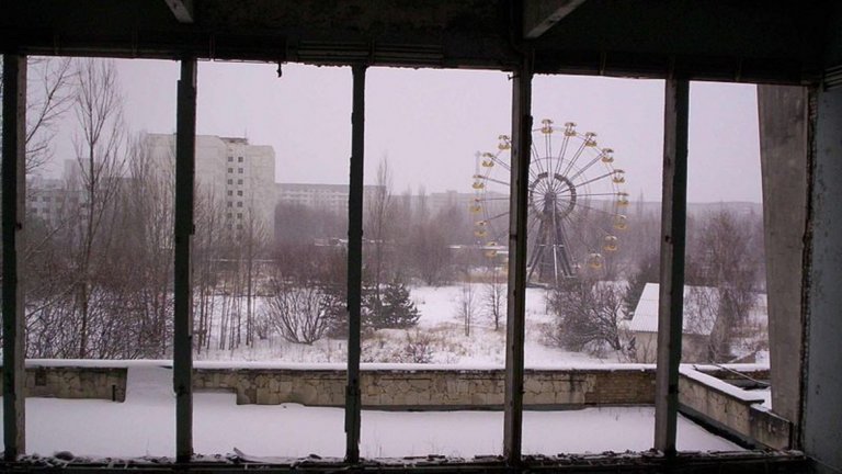 Припят, Украйна
Всеки знае трагичната история на атомната електроцентрала в Чернобил от 1986 г. и на изоставения украински град. Той се намира само на 3 км. от ядрената централа и цялото население е евакуирано. Много от жителите страдат от остра радиационна болест в резултат на излагане на високи нива на радиация по време на аварията.
Днес градът е своеобразен музей на последните години на Съветската епоха. 

С напълно изоставени жилищни блокове (от които 4 никога не са и били използвани), плувни басейни и болници, в които всичко е непокътнато, от вестници до детски играчки и дрехи. Припят и околните райони няма да бъдат пригодни за обитаване от хора през следващите няколко века. Според учените ще са нужни 900 години за достатъчното разпадане на най-опасните радиоактивни елементи.
