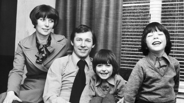 Редица легенди дойдоха на погребението на съпругата на сър Алекс