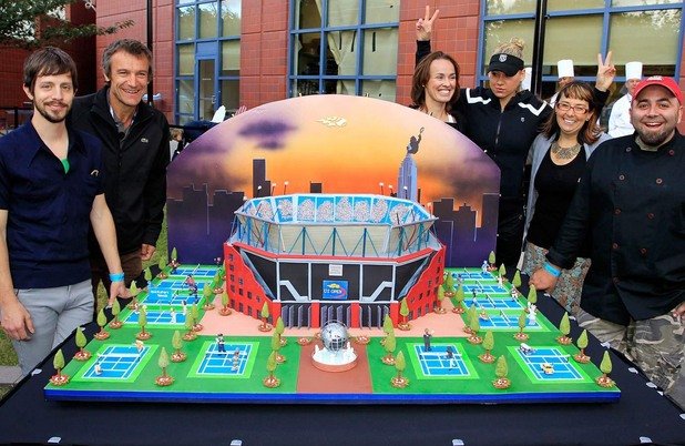 Ана Курникова и Мартина Хингис позират с торта-реплика на USTA Billie Jean National Tennis Center