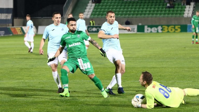 2. Отборът на прокудените
Значителна част от играчите на Дунав са били прокудени от предишните си отбори като излишни. Такъв е случаят със Самир Аясс, син на ливанец и българка, пъден две години поред от Берое и ЦСКА. След като в Локомотив (Пд) сглупиха да изгонят собствения си юноша Бирсент Карагерен, Дунав набързо го взе тази зима. Момчето наказа Лудогорец при равенството 2:2, преди това вкара гол и на Левски за същия резултат. 
Христофор Хубчев дойде като освободен по непригодност от Берое. По същата логика от Пирин пристигна албанецът Ндуйе Муйеци. Имената на Михаил Милчев и Петър Патев, опазил в неделя вечер бразилеца Марселиньо, не говорят почти нищо на широката публика. 
А за младия нападател Юлиян Ненов чак след влизането в Първа лига се разбра, че е не само син на бившия вратар на ЦСКА Румен Ненов, но и кадърен футболист. Сред по-опитните са 31-годишният Мирослав Будинов, носил екипите на ред отбори в „А“ и „Б“ група, както и Бранимир Костадинов, играл допреди две години в Локомотив (Пд). Капитанът Диян Димов произхожда от местната школа. 24-годишният защитник Искандар Джалилов пък е с гражданство на Русия и родината си Туркменистан, кадър на академиите на ЦСКА (Москва) и Рубин (Казан).