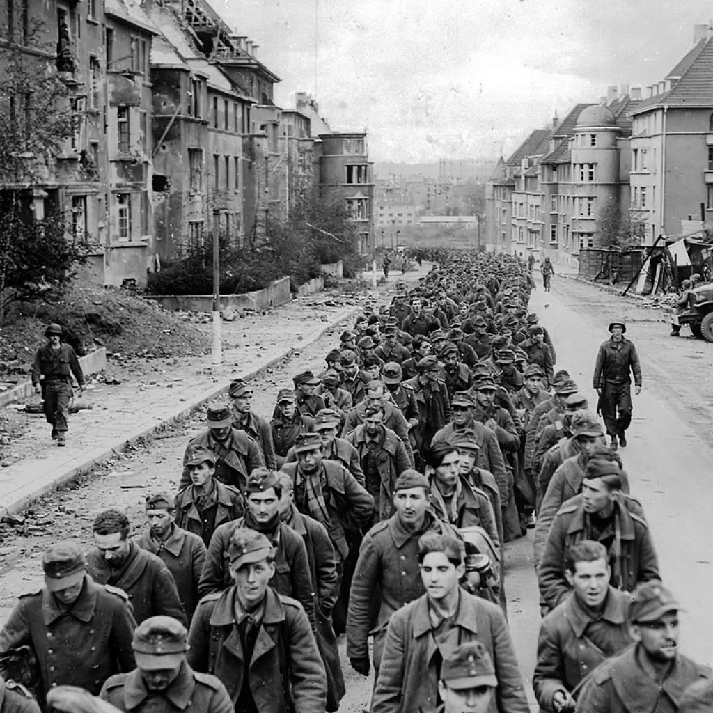 Kriegsgefangene_in_Aachen_(1944)