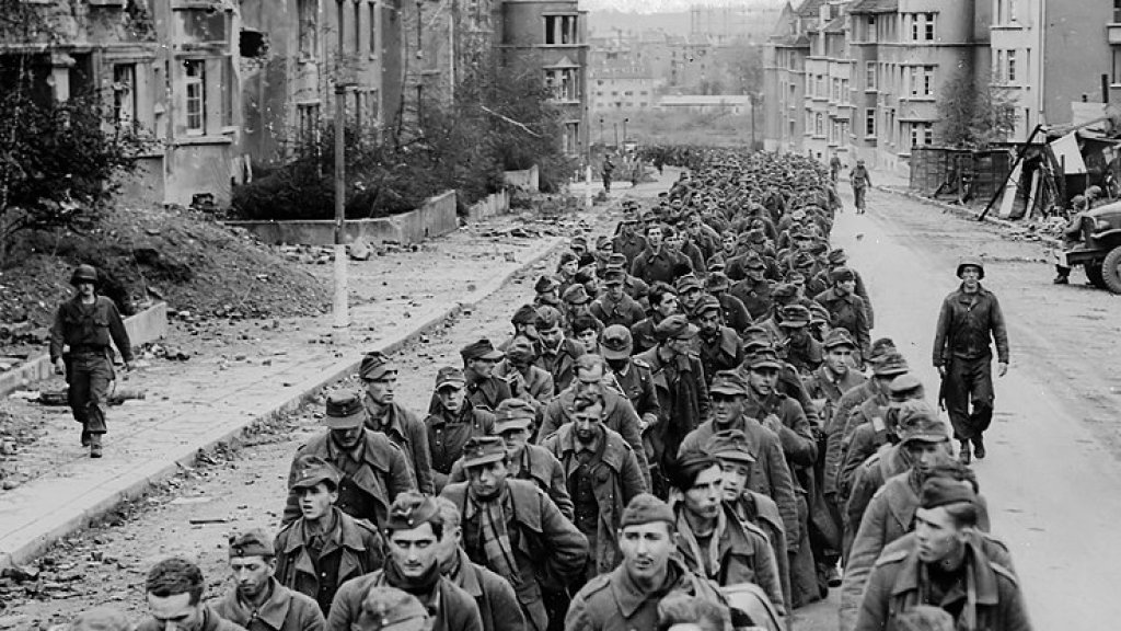 Kriegsgefangene_in_Aachen_(1944)