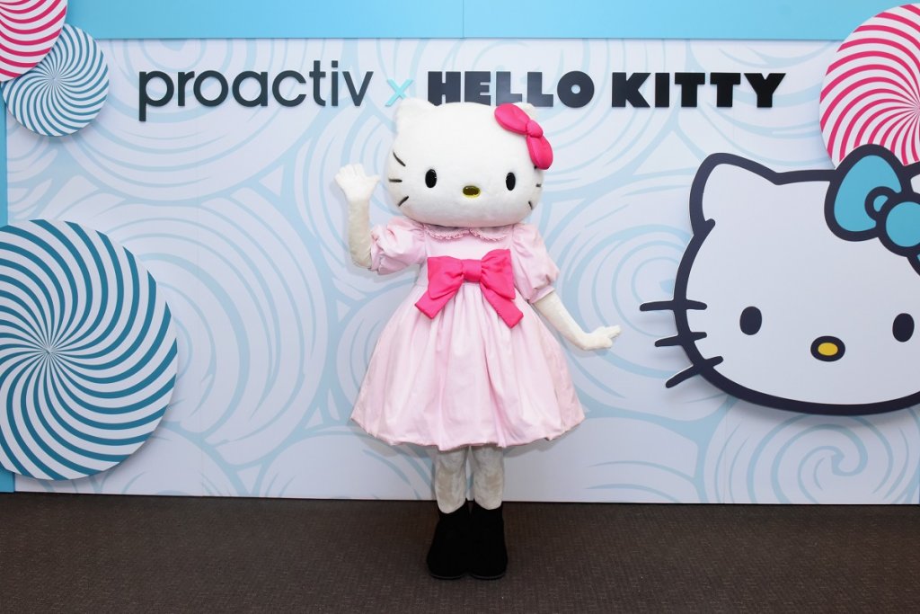Hello Kitty
Hello Kitty е измислен герой, създаден от японската дизайнерка Юко Ямагучи за компанията Sanrio, която до днес държи правата над изображението. Първоначално  то е трябвало да стои върху различни училищни пособия, предназначени за деца и юноши. Емблемата на бялото коте обаче предизвиква истинска революция и бързо се превръща в продуктова линия, включваща облекло, играчки, манга, анимета, музика, игри и сериали, а приходите от тях надскачат 80 милиарда долара.