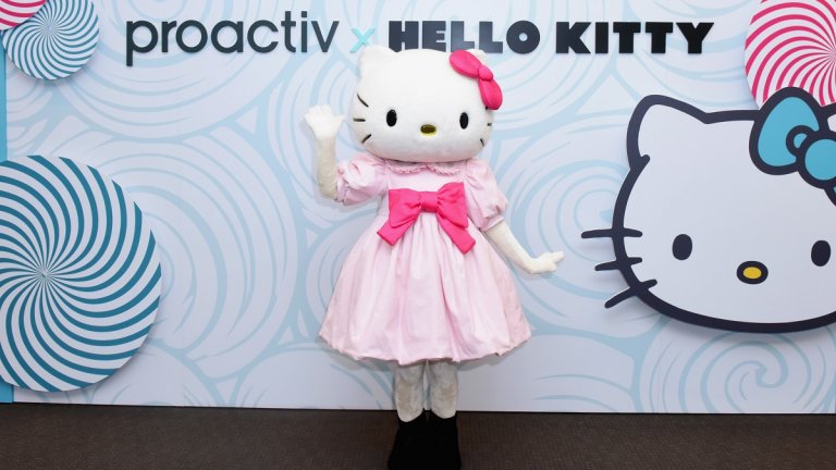 Hello Kitty
Hello Kitty е измислен герой, създаден от японската дизайнерка Юко Ямагучи за компанията Sanrio, която до днес държи правата над изображението. Първоначално  то е трябвало да стои върху различни училищни пособия, предназначени за деца и юноши. Емблемата на бялото коте обаче предизвиква истинска революция и бързо се превръща в продуктова линия, включваща облекло, играчки, манга, анимета, музика, игри и сериали, а приходите от тях надскачат 80 милиарда долара.