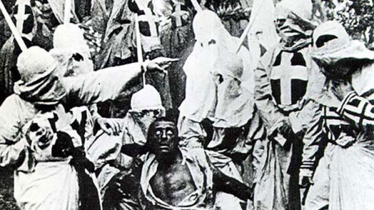 "Раждането на една нация" на Д. Ул Грифит - един от най-великите в техническо отношение ранни американски филми, но морално уродлив призив за нетолерантност и показва чернокожите хора като побеснели диваци