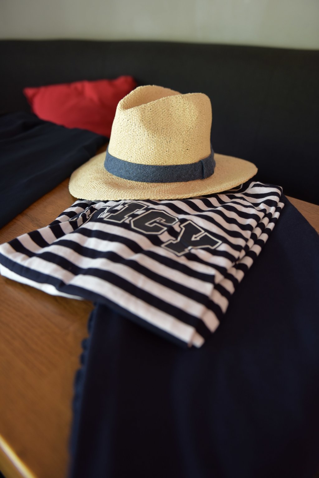 Шапка с периферия Scotch & Soda и тениска Juicy Couture 
Всичко от Collective Stores Bulgaria