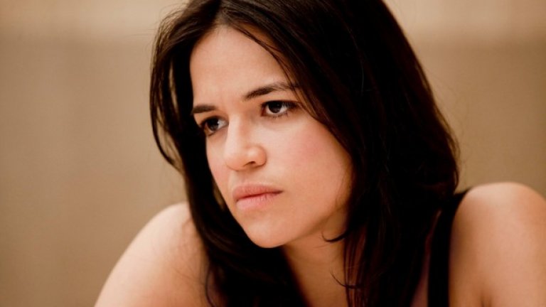 Мишел Родригес
Мишел Родригес е актриса, която също е вкарана в клишето на "корави" героини, като редовно играе мъжкарани в полицията или армията. Неподправена екшънзвезда, Родригес прави пробива си през 2000 в "Женски бой", което вероятно е оказало огромен ефект върху типа роли, които й предлагат впоследствие. В последните години тя е играла в "Заразно зло: Възмездие", "Битка Лос Анджелис: Световна инвазия", "Аватар" и е редовен участник в поредицата "Бързи и яростни" от излизането през 2001 на първия филм от серията.
Родригес също като че ли няма проблем с тенденцията да бъде вкарвана в стереотипа; тя дори обяснява, че всъщност от актьора зависи дали това ще се случи. "Аз съм в клишето от мига, в който играх във филм, наречен "Женски бой" преди години. Това няма нищо общо с някакви други причини - просто човек позволява или не позволява да го набутват в стереотипен образ," заявява тя пред The Playlist през 2010. "Аз приемам за своя мисия да забавлявам хората и да демонстрирам позиция за женската сила, и правя това през последните 10 години; хората може да го наричат стереотипизиране, но аз сама съм се вкарала в тези рамки, като съм отказвала всичко друго, което са ми предлагали."