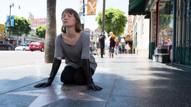 Maps to the Stars
Показван още миналата година по фестивали, новият филм на канадския визионер Дейвид Кроненбърг набира скорост през 2015-а. 
Въпреки, че закономерно мина под радара на широката публика, тепърва ще бъде тема за интензивни филмови дискусии сред компании от интелигентни зрители. 
Maps to the Stars е хирургическа и маниашка сатира на шоубизнеса и културата на знаменитостите с перфектни роли на Джулиан Мур, Миа Васиковска, Джон Кюсак и дори Робърт Патисън от вампирската сапунка „Здрач“.
Но най-важната фигура в покварения спектакъл е на режисьора Кроненбърг. Виртуоз в областта на физическия разпад и психологическия ужас, той стои зад модерни класики като „Мухата“, „Видеодрум“, „Скенери“, „Челядта“, „Катастрофи“, „Тъмно минало“ и др. Всеки негов филм е събитие и задължителен за гледане.