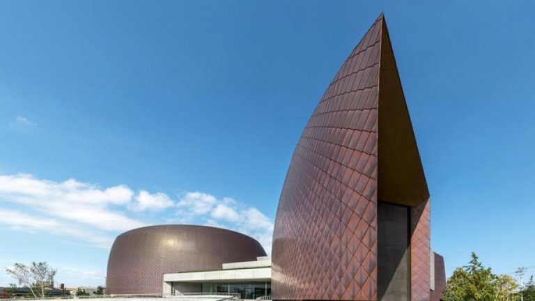 Сградата на Akagane Museum на Nikken Sekkei в град Нихама, Япония също се състезава в категория "Сгради на културата"