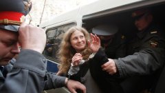 Пънкарките  от групата Pussy Riot Надежда Толоконникова и Марина Альохина вече са в затворническите колонии в Сибир и Урал, където ще излежават 2-годишните си присъди