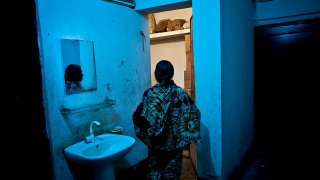 В най-големия бордей в Бангладеш няма клиенти, а за проституиращите там жени това е по-голям проблем и от самата работа