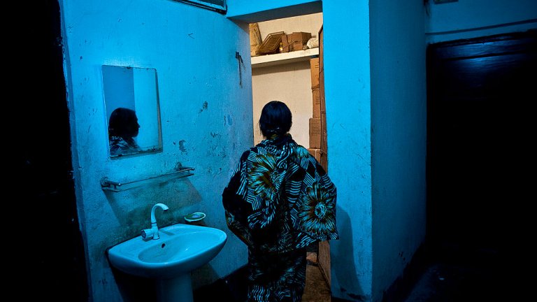 В най-големия бордей в Бангладеш няма клиенти, а за проституиращите там жени това е по-голям проблем и от самата работа