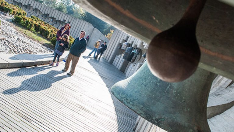 През очите на необременените