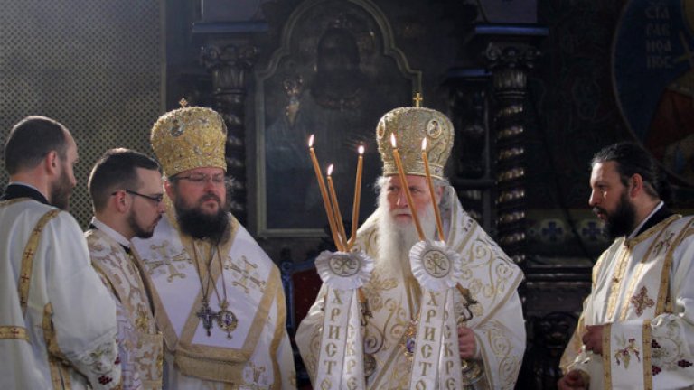 Точно в полунощ патриархът поздрави народа с "Христос Воскресе"