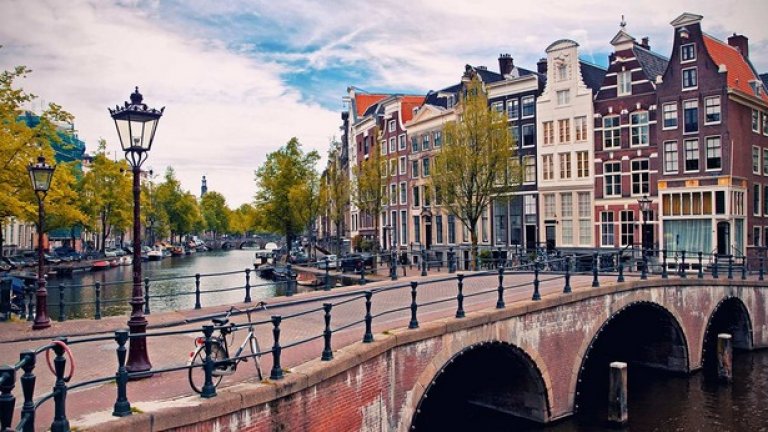 1281 на брой са мостовете над каналната мрежа на Амстердам. В самия център има 80 моста, а най-известният е Магере-Брюг. 