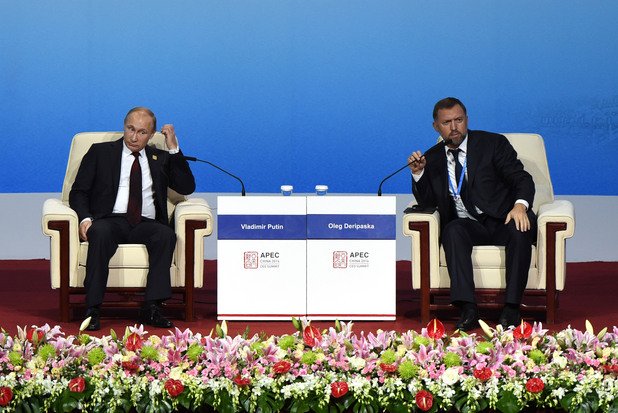 Руският президент Владимир Путин и Олег Дерипаска - главен изпълнителен директор на РУСАЛ  участват на срещата на висшите мениджъри по време на годишната среща на АТИС