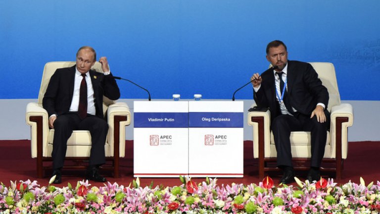 Руският президент Владимир Путин и Олег Дерипаска - главен изпълнителен директор на РУСАЛ  участват на срещата на висшите мениджъри по време на годишната среща на АТИС