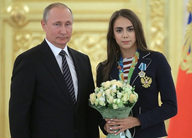 Разбира се, бе наградена за олимпийската си титла и от президента Владимир Путин