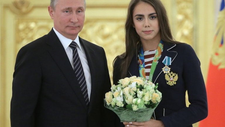 Разбира се, бе наградена за олимпийската си титла и от президента Владимир Путин